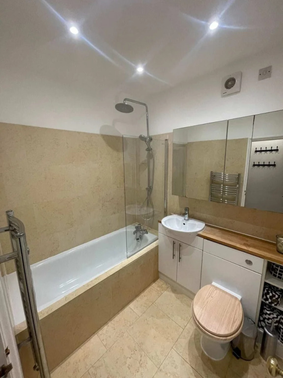 Spacious 1BD Flat - Next to Richmond Riverside!