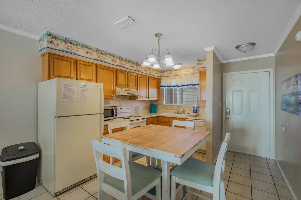 Pleasant Condo With Pool and Walk to Beach