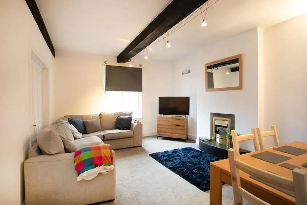 Modern Spacious 4 Bed House with WiFi