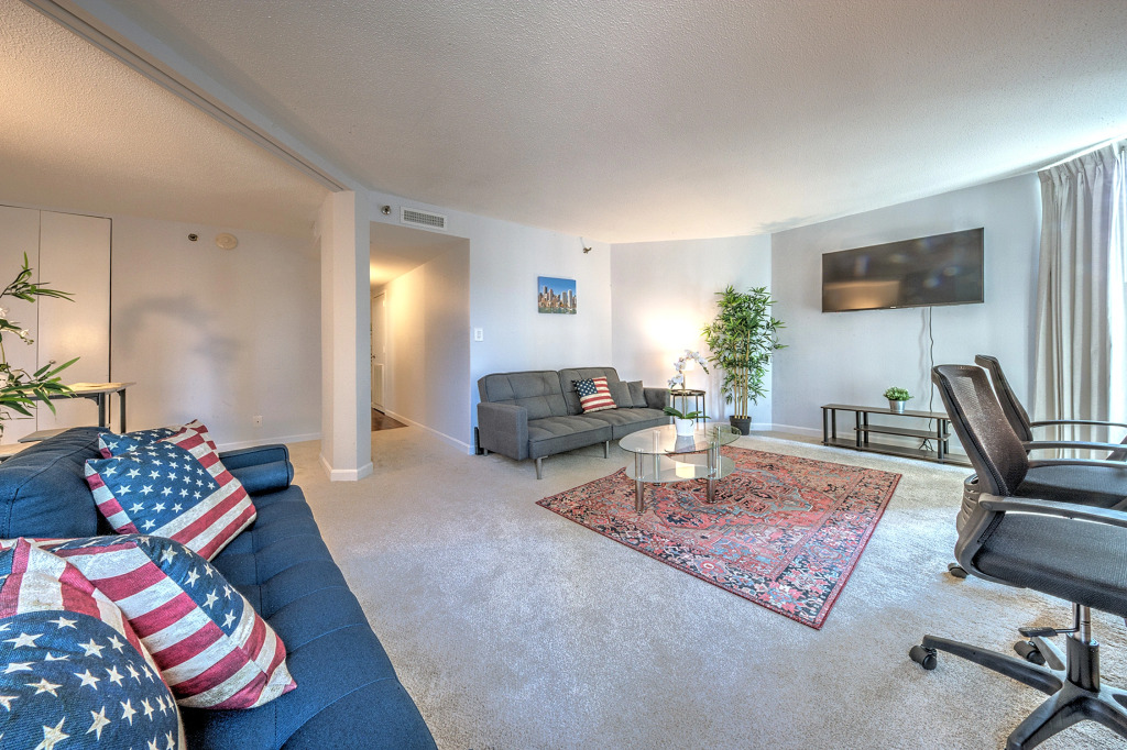 Outstanding Upgraded Luxury Apt!