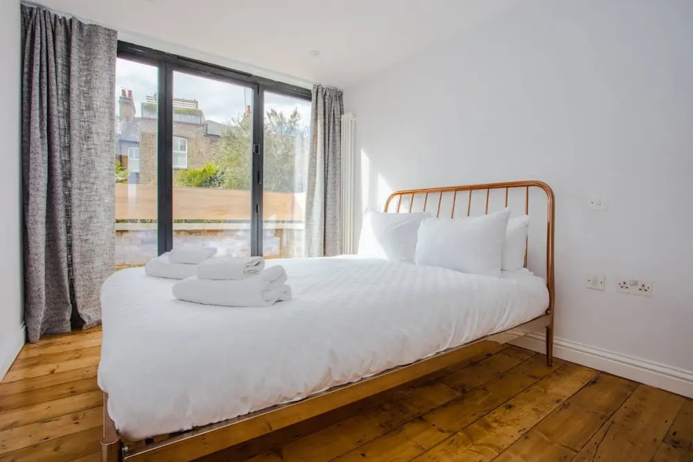 Spacious 1 Bedroom Apartment with Balcony Close to Tube