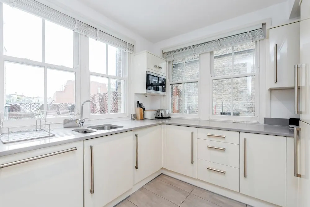 Stylish 3 Bed 3 bath in Kens High St