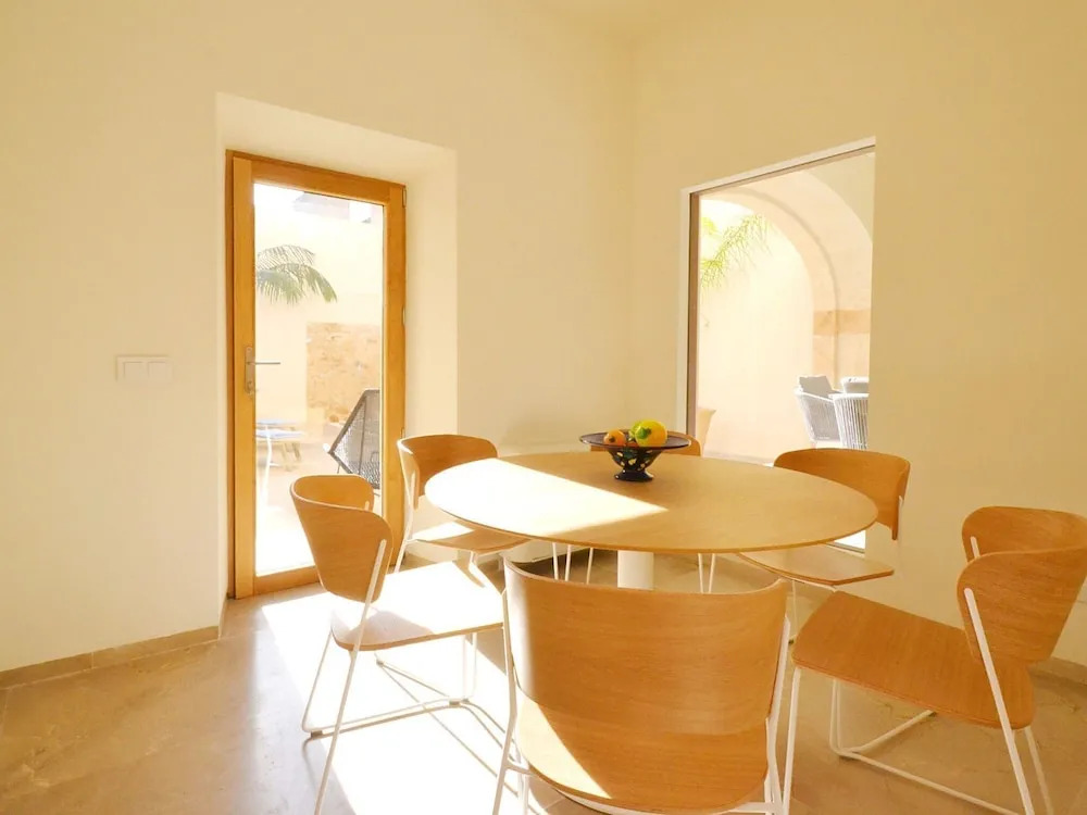 Top Quality Modern Town House in Petra With Private Pool