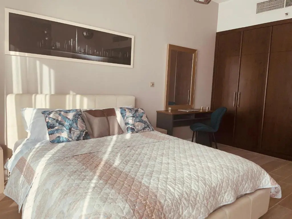 Luxury new apartment on the metro, facing Dubai marina.