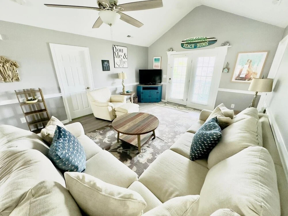 Casa De Verde 4 Bedroom Home by RedAwning