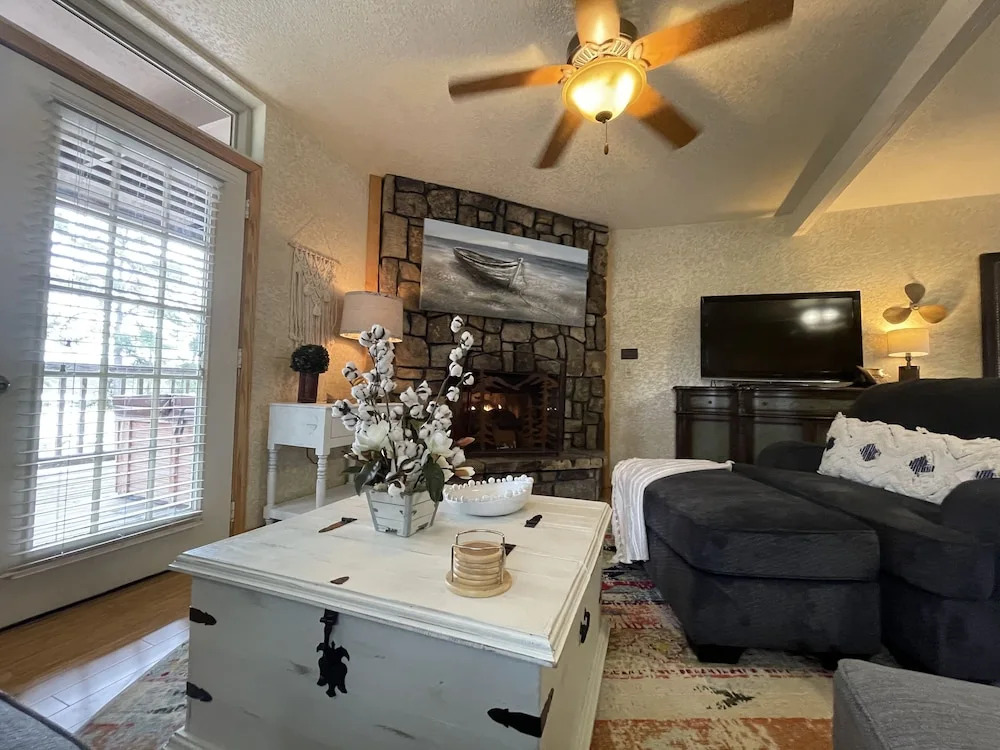 C3 - Mountain Harbor Lodge cottage on Lake Ouachita