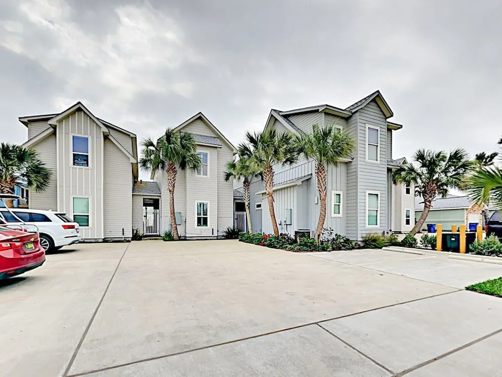 Stylish New #102 - 3 Br Townhouse