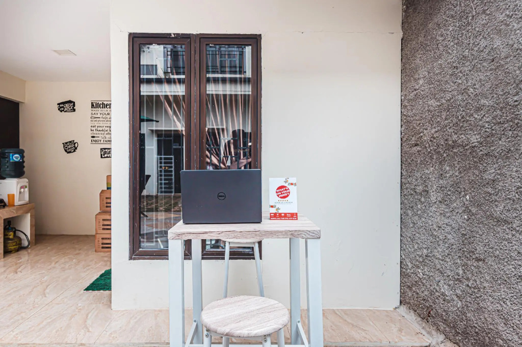 RedDoorz Syariah near Green Park Jatiwarna