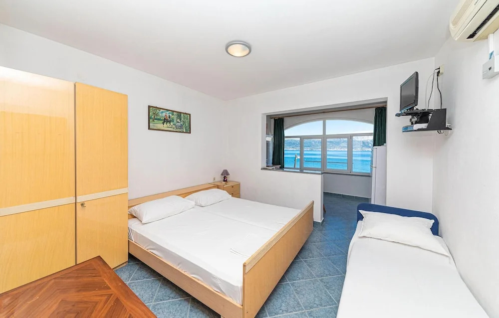 Stunning Apartment in Slatine With Wifi