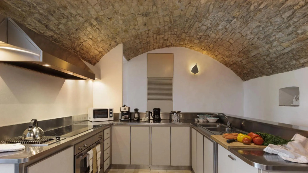 Luxury villa just 14 km from Florence. Sleeps 16 with hydromassage, sauna & gym!-Villa Il Forte