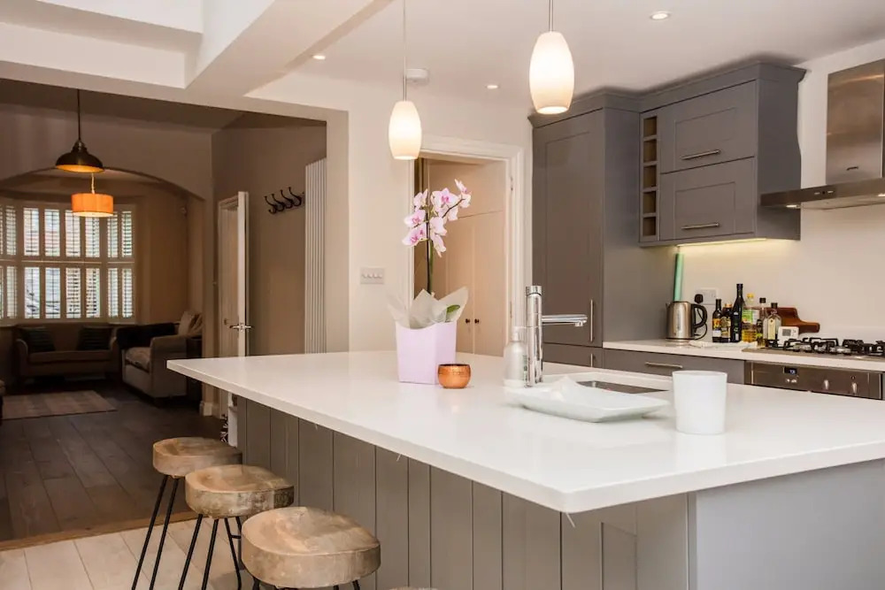 3 Bedroom Home With Skylight and Garden