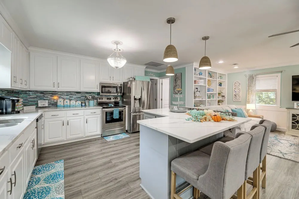 Emerald Isle Beach House: Walk to the Sand!