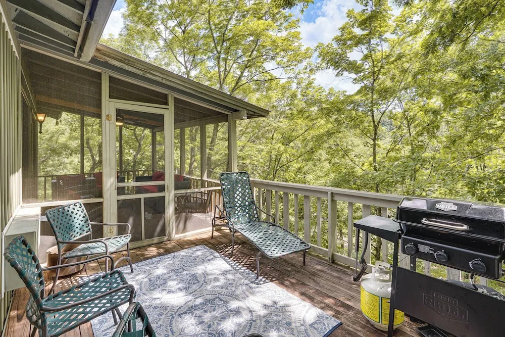 2 Decks & Pool Access: Osage Beach Retreat