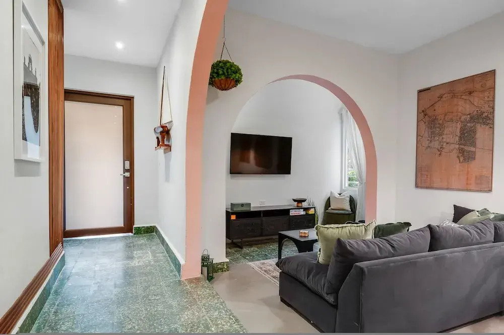 Chic Apartment Pool Parking in Central Condado