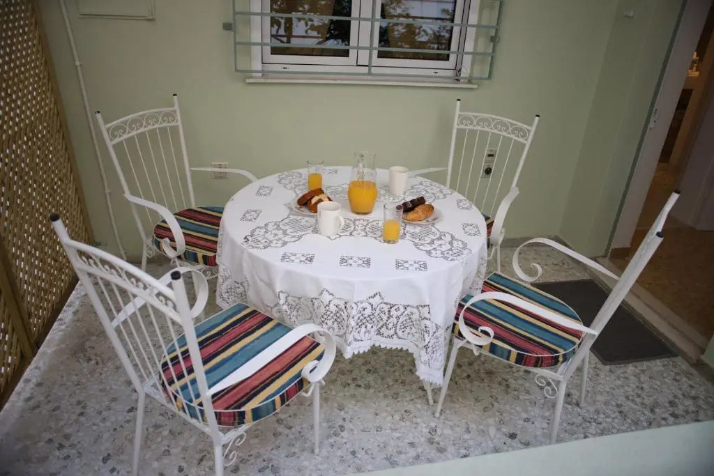 Aroura Homes Garden House 2BR 2BA Free Parking