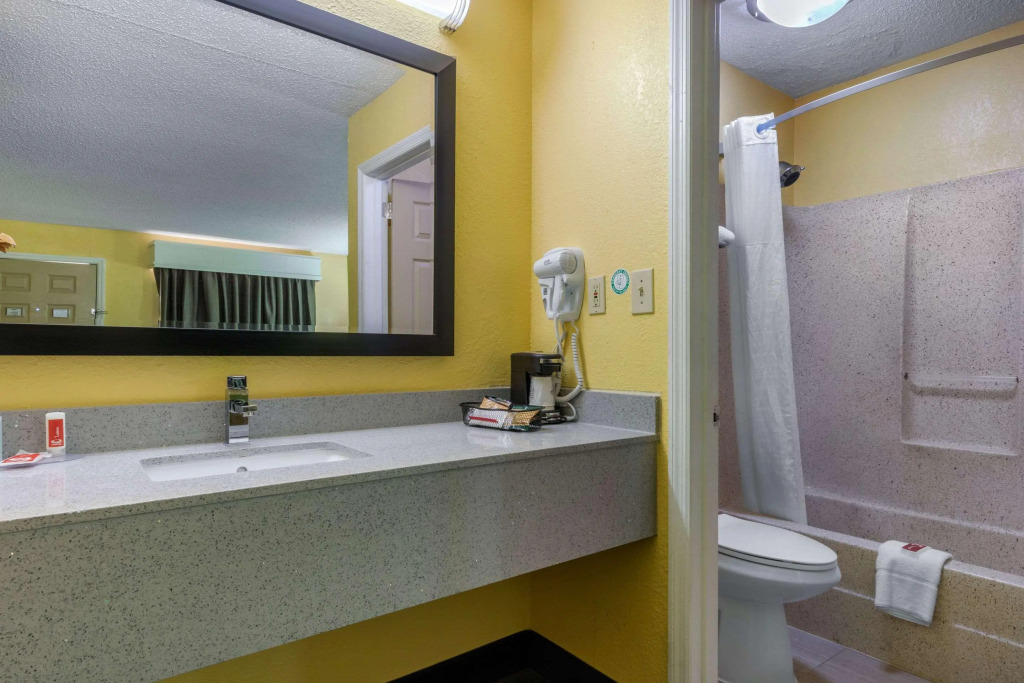 Econo Lodge Nashville near Percy Priest Lake