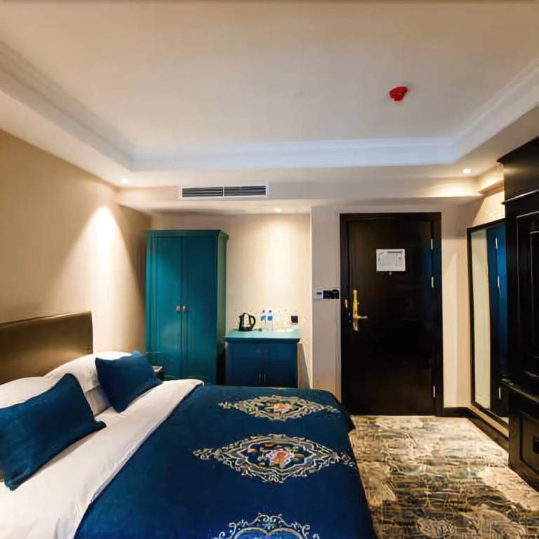 Guiyang Seven Garden - Spring Hotel (Fountain Metro Station Taiping Road Netflix Street Shop)
