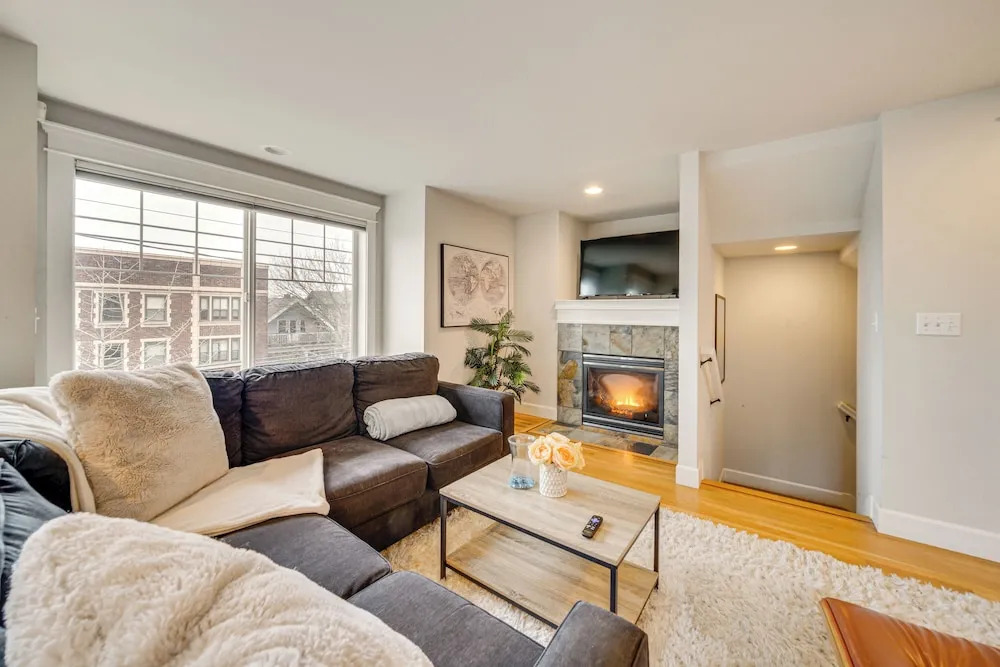 4 Mi to Lumen Field! Centrally Located Townhome