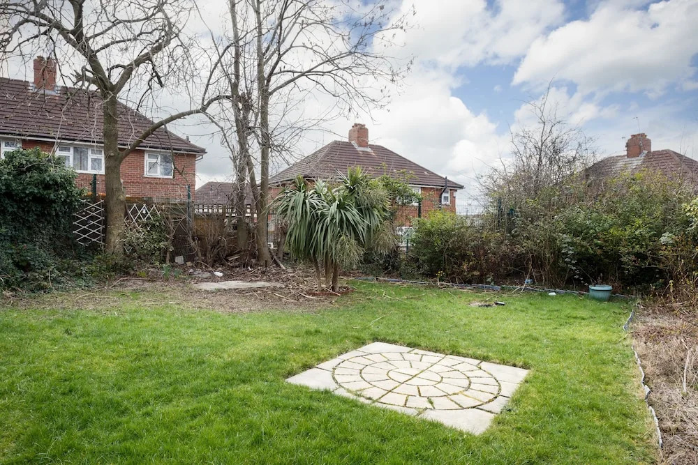 Two-bed House Sleeps 5 With Large Garden & Parking