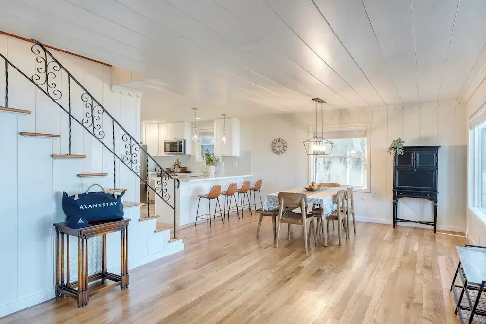 West Shore Lake House by Avantstay Ski Cabin w/ Backyard Sledding Hill!
