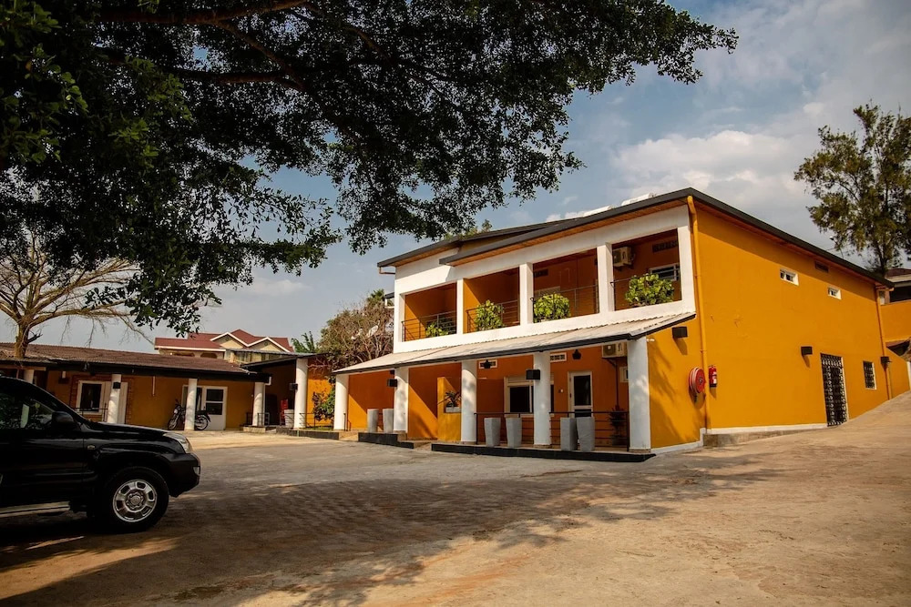 La Villa Cafe & Suites