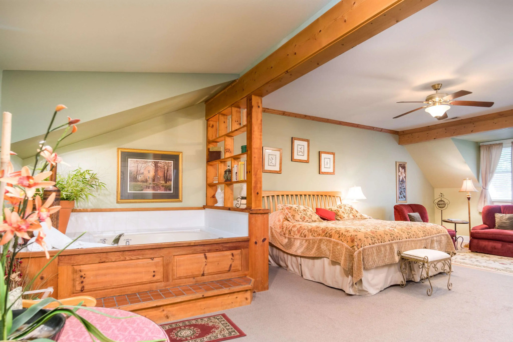 Highland Lake Inn & Resort - Flat Rock