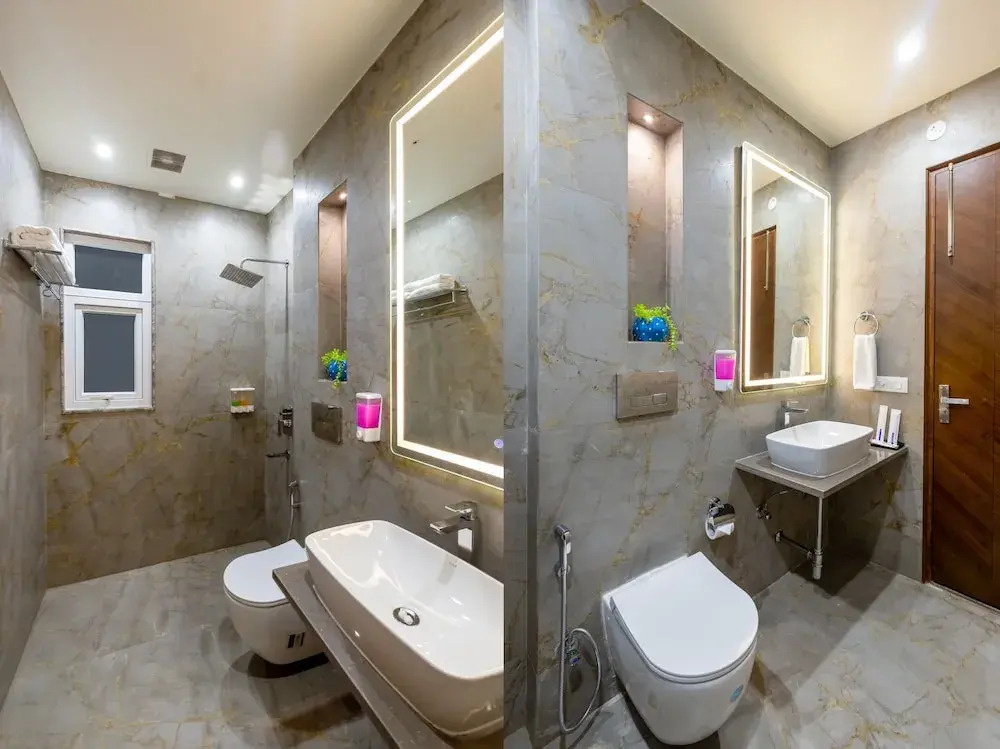 Aadat Hotel Near Artemis Hospital Gurgaon