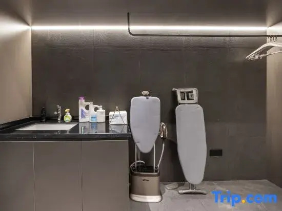 Blue Light Language (Suning Square Store)