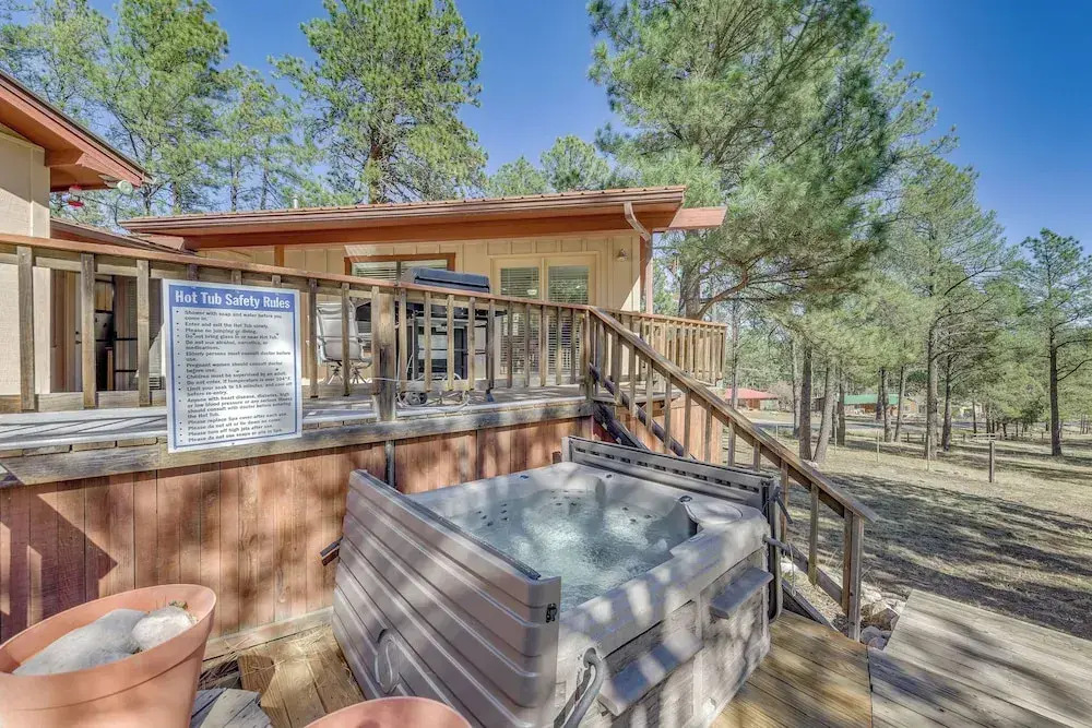 Ruidoso Cabin w/ Hot Tub ~ 2 Mi to Grindstone Lake