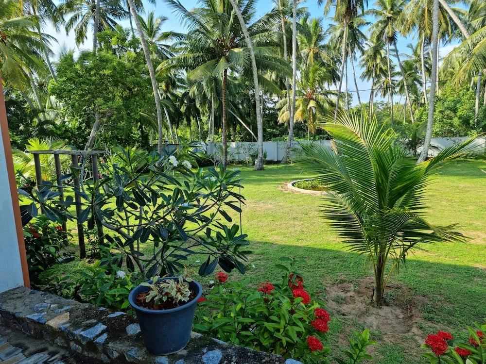 Arhimser Villa-superb 4 bedroom beachfront BB for 8 Ranna, Tangalle, pick up, serviced, taxes included
