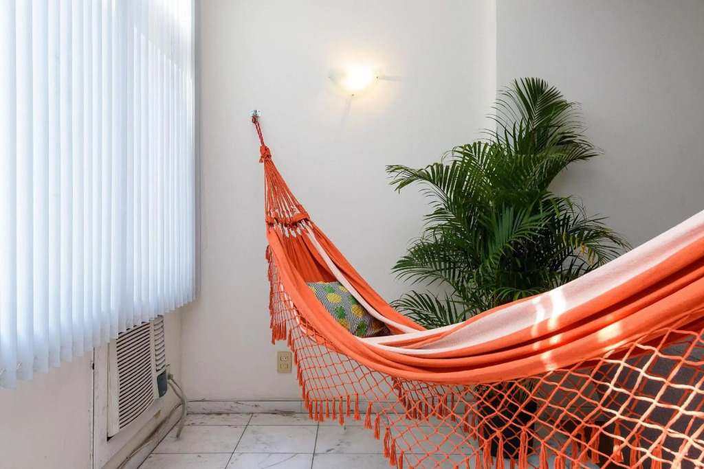 Omar do Rio - TN 239/301: Grande Apartamento p/ Até 10 pessoas, Internet 240mbps, Workstation, Smart TV, 100 metros do Metrô e 500metros da Praia de Copacabana