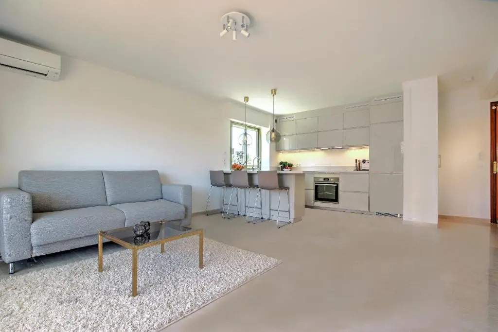 Modern Family Home 5 min to Beach +Pool +Garage