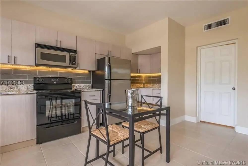 Gorgeous River-view Apartment Hallandale Beach :)