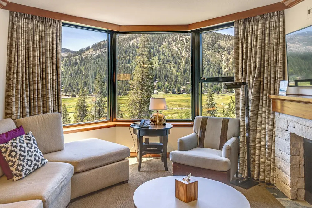 Sweeping Views & Access to Slopes: Everline Condo