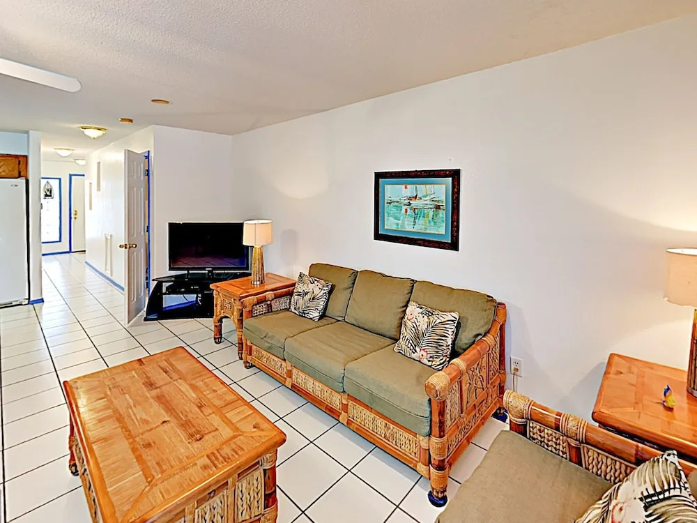 New Listing! Island W/ Pool, Walk To Beach 3 Bedroom Condo
