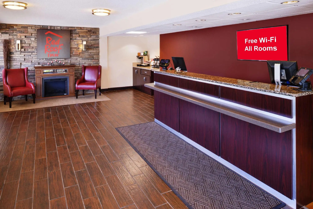 Super 8 by Wyndham Deerfield - Northbrook