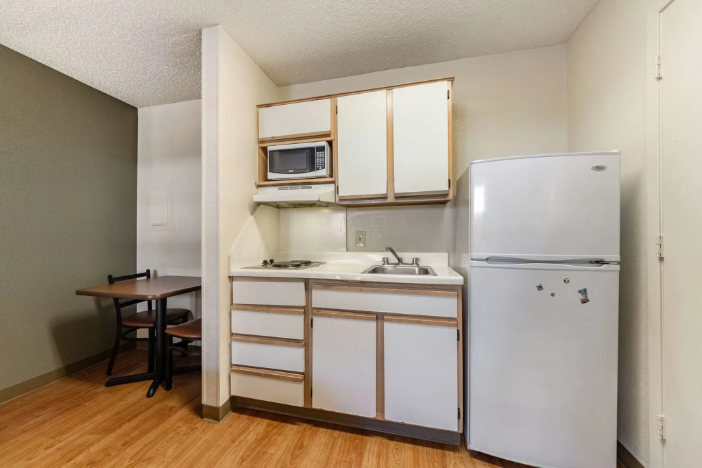 HomeTowne Studios by Red Roof Dallas - North Addison - Tollway