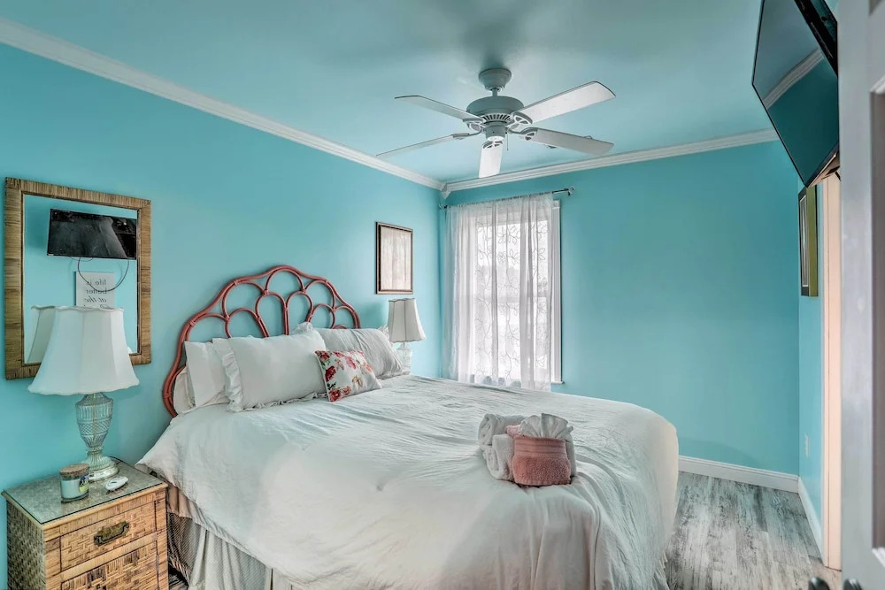 Breezy Murrells Inlet Condo w/ Deck: Walk to Beach