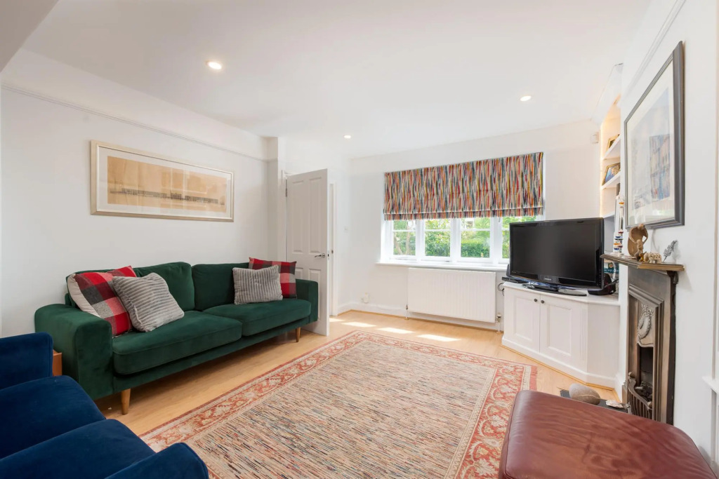 Cottage With a Garden in Golders Green by Underthedoormat