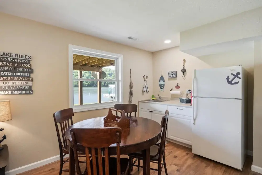 Huge Lakefront Yard, Private Dock - Amazing Views!