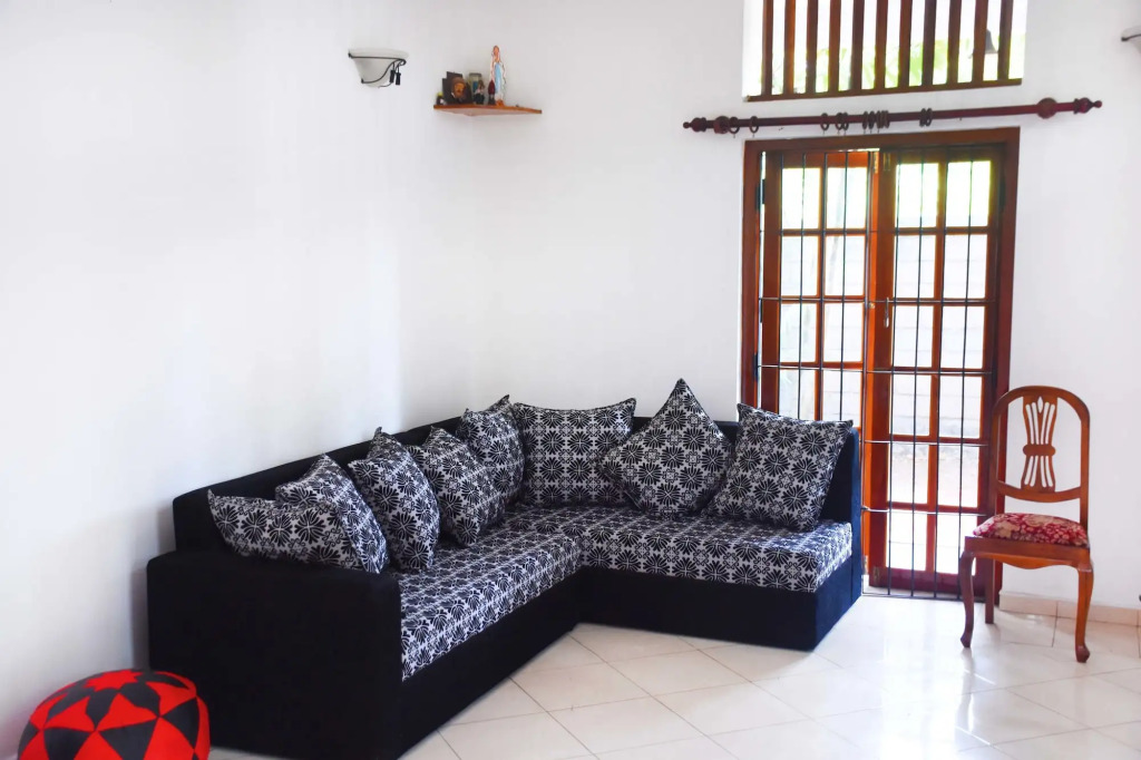 Ceylon Hostel - Colombo Int Airport