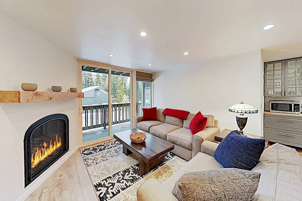 New Listing! Remodeled : 300 To Ski Shuttle 1 Bedroom Condo