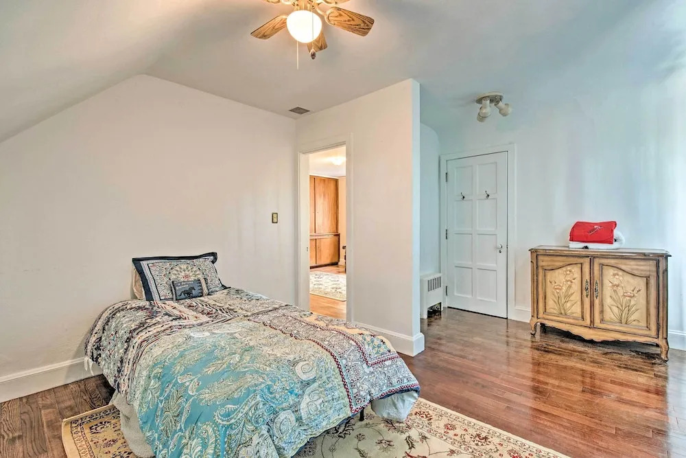 Hot Tub & Mtn Views: Expansive Hazleton Retreat