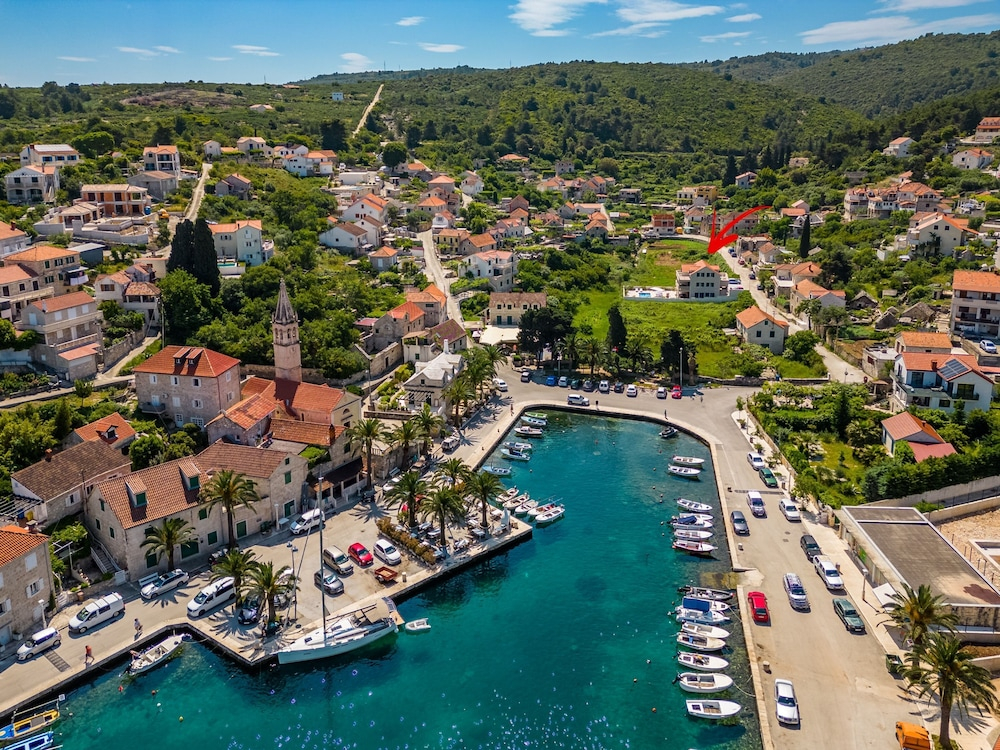 Janie in Splitska With 4 Bedrooms and 2 Bathrooms