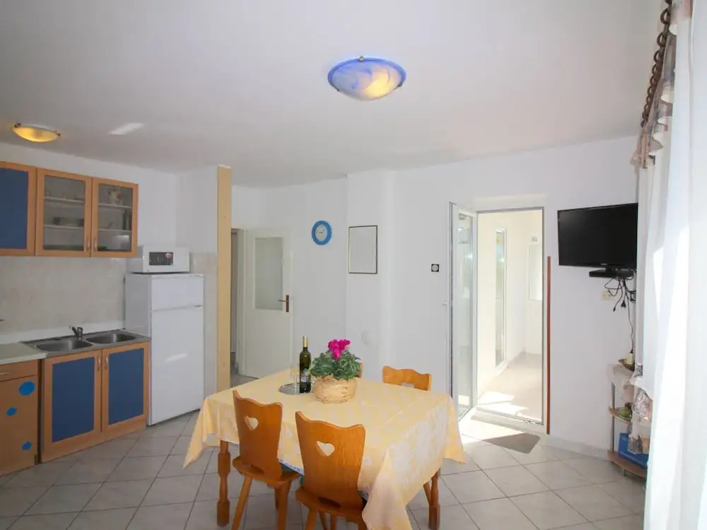 Nice Apartment in Ideal Location; Historic Porec 800 m and Beach 1 km Away