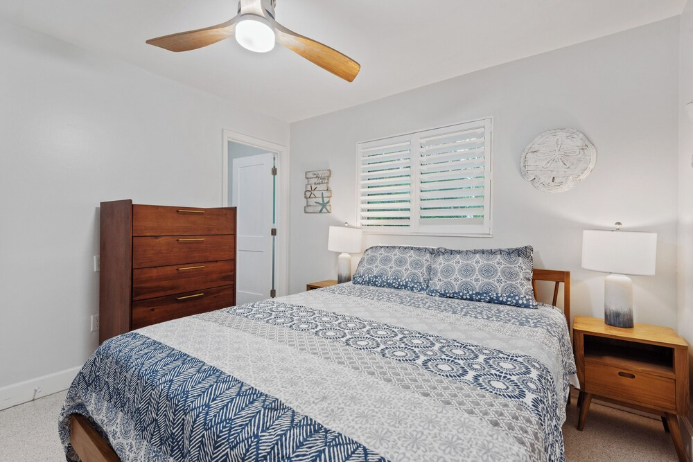 Siesta Key Oasis w/ Outdoor Pool + Screened Lanai!