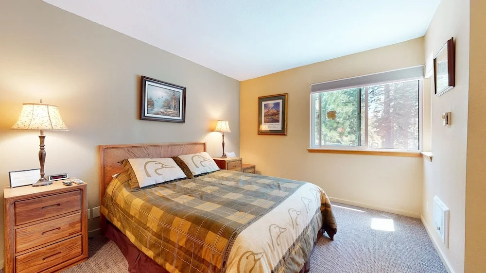 Crestview 25 Convenient Location near the Village and Lifts, Pet-Friendly by RedAwning