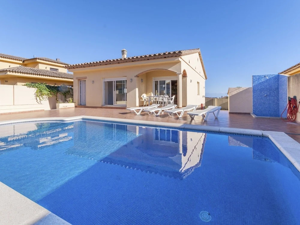 Luxurious Holiday Home in L'escala With Swimming Pool