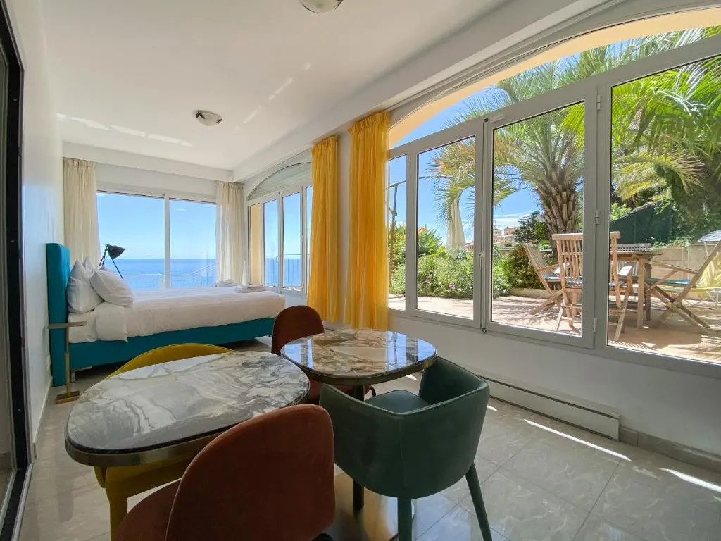 Villa lensoleillée vue panoramique mer, 250m de la plage et du centre ville