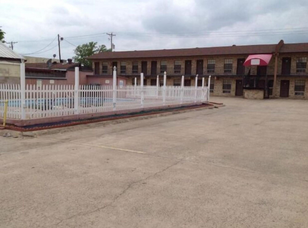 Econo Lodge Inn & Suites